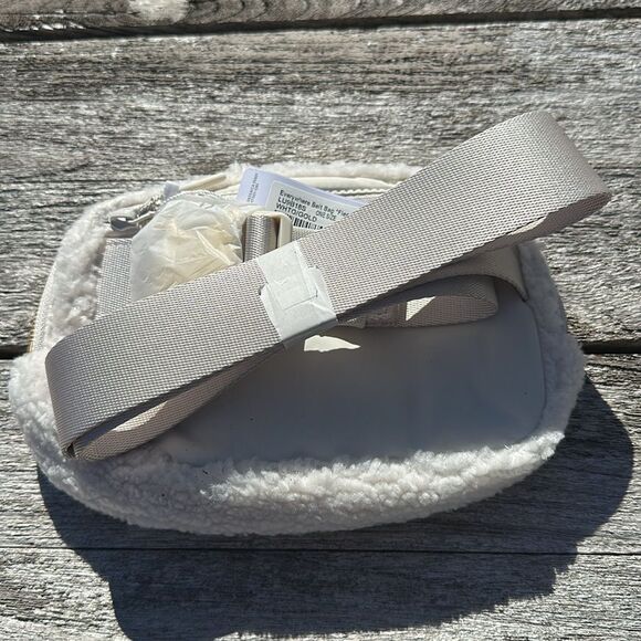 Lululemon Everywhere Belt Bag 1L Fleece white opal/gold NWT Sherpa - Picture 3 of 5